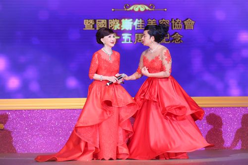 王祖蓝化身郑玲玲 与郑明明教授大谈工作与家庭