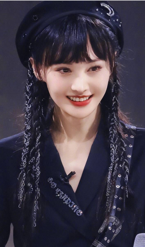 郑爽齐刘海发型上热搜!网友:我剪了也能像她一样可爱吗?