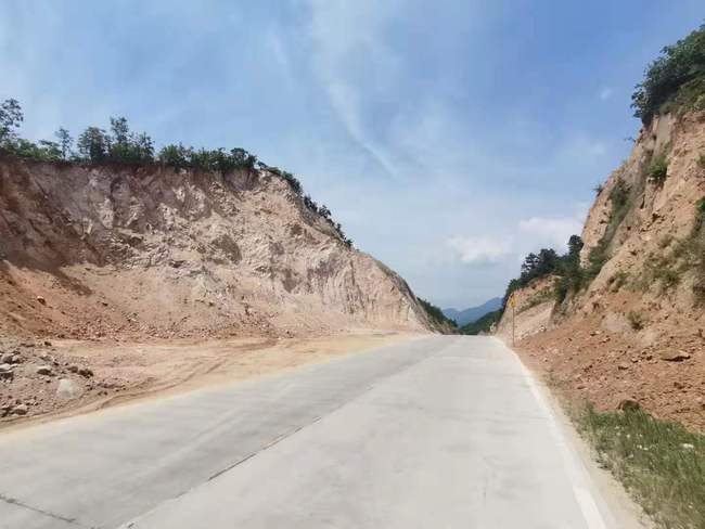 河南省南召县板山坪公路两边盗挖矿石无人管