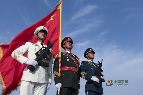 中国三军仪仗队在俄遭美女演员索吻出巧招拒绝