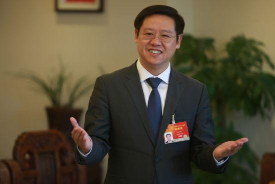 代表吴向东:应取消单价200元以下白酒消费税