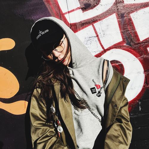 两穿连帽卫衣女