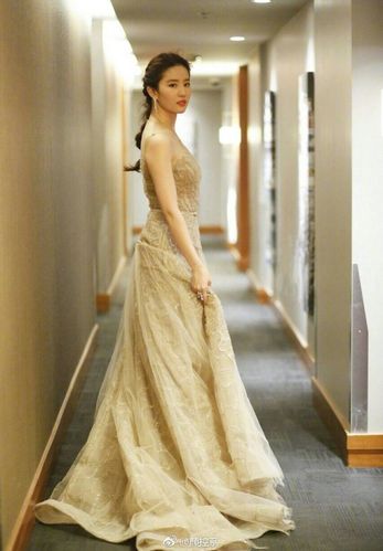 刘亦菲 身穿金色elie saab 2015春夏高定裸色金色礼服