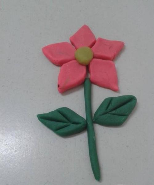 做手工花朵的材料有很多,下面就用彩泥来做一朵漂亮的花.投诉/报错