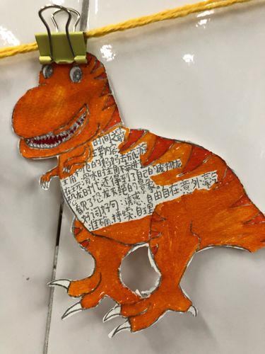 以小恐龙的外观来做读书卡,与故事的内容相符合.