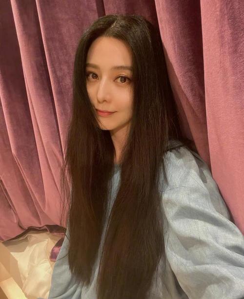 范冰冰晒自拍照,称又要长发及腰了,网友:这是在暗示