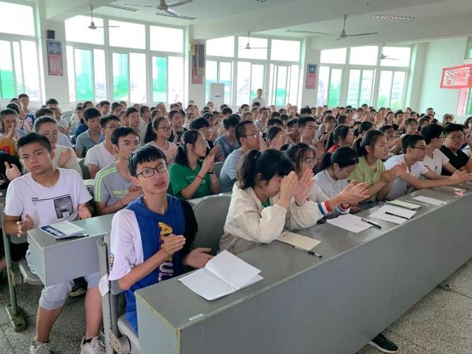 威远中学高一新生开课了?