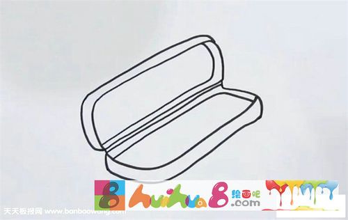 的侧面边缘线条后,将盖子内侧的线条也补充画出,形成笔盒的空间立体感