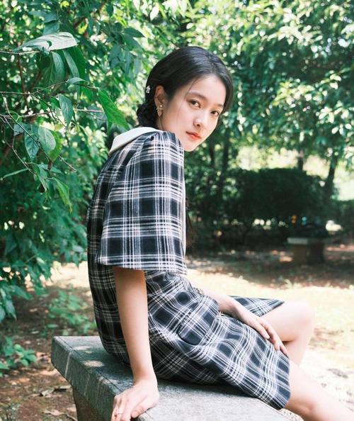 张雪迎太会穿了,深v格子裙配麻花辫诠释俏皮甜美,少女