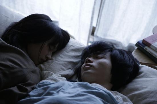 电影《二重生活》门胁麦与菅田将晖同床共枕剧照