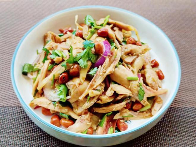 清明节后天气干燥给家人试试盐焗手撕鸡清爽入味成本也不高