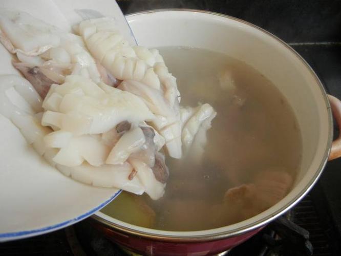 墨鱼炖五花肉汤怎么做