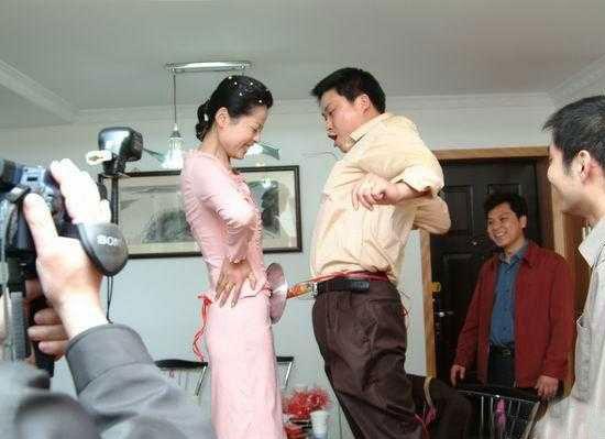 看看各地闹洞房的习俗(转载)