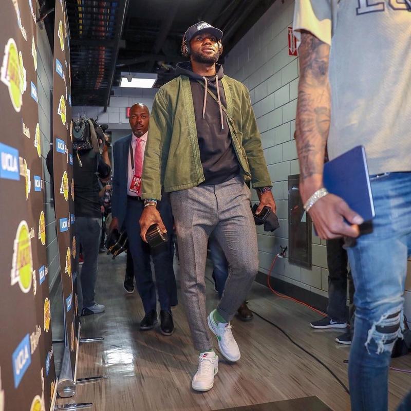 常规赛便装图报10.19-"囧墙"土豪装抵球馆 詹姆斯迎来