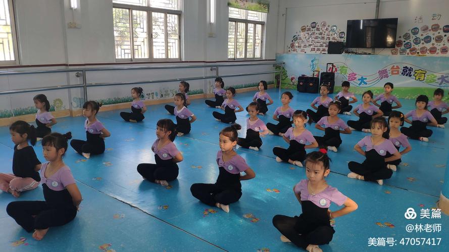 同学们从简单的坐姿,站姿开始练习!