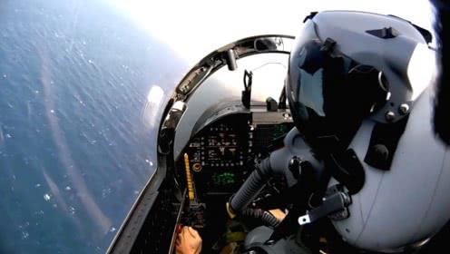 美国海军飞行员驾驶战机在海上"兜风"飞行