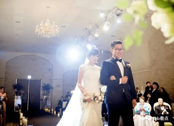 由于前两段婚姻都没有举办婚礼,因此这是小雪第一次做新娘,妈妈见到