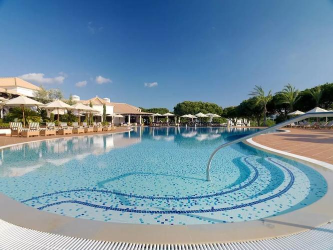 一,泳池池体设计1,公共游泳池的平面形状以采用矩形为最佳,如不能