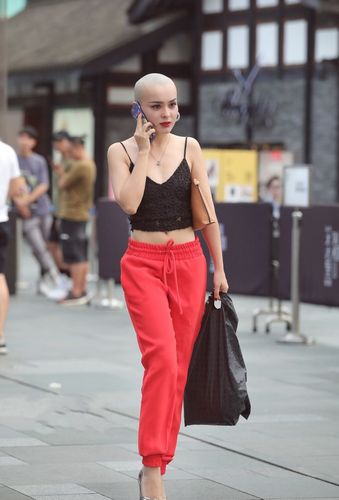 街拍路人,清爽时髦的穿搭给人很舒服的感觉,光头美女考验审美了