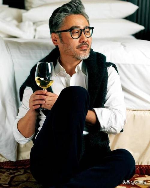 五六十的老男人谁看都嫌油腻,打扮一下优雅范就没小鲜肉啥事儿了