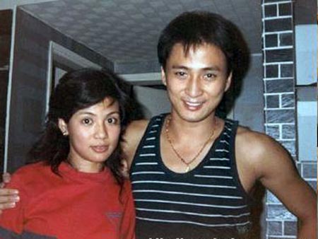 翁美玲与汤镇业的亲密合影(图2)