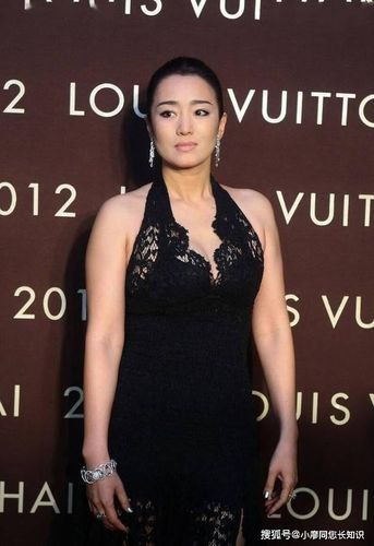 巩俐一袭黑色透视裙,女人味十足.