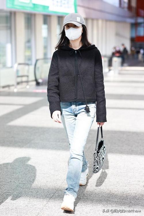 街拍董洁穿黑衣搭配牛仔裤低调出行戴棒球帽休闲时尚