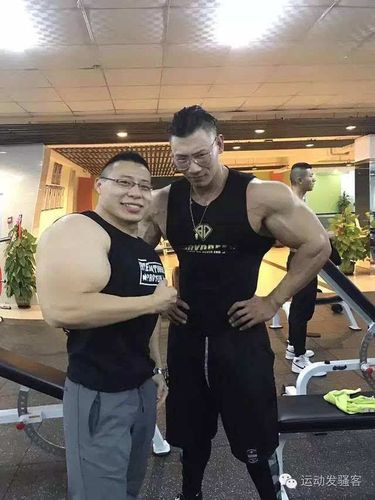 中国第一健美巨兽鹿晨辉与健身爱好者的合影,本次比赛不仅仅是赛事的