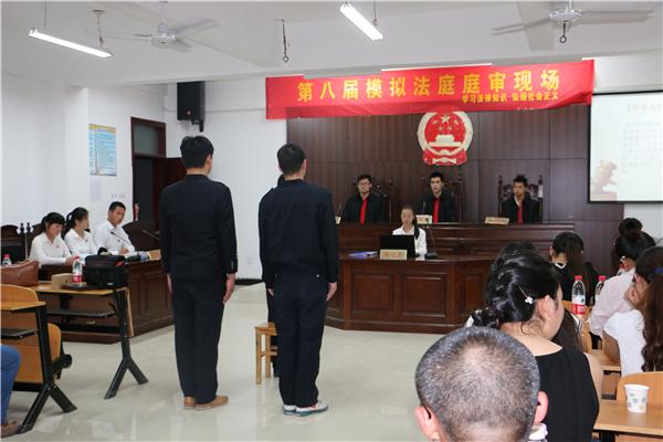 信阳中院法官现场指导大学生模拟法庭活动