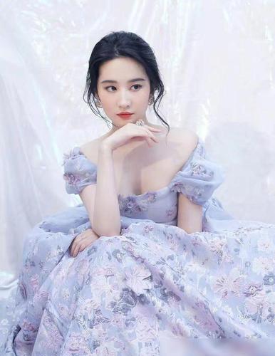 《花木兰》登"美国春晚"太霸气,刘亦菲舞剑骑马一气呵成太绝了