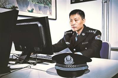 派出所社区民警兼任东铁匠营街道蒲黄榆第二社区党委副书记的刘安,像