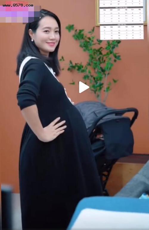 朱丹孕晚期晒产前自拍,脸又大又圆胖了好几圈