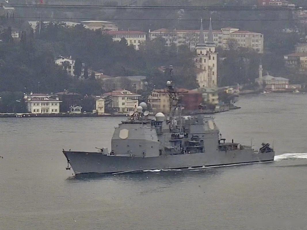 锈迹斑斑的美国海军蒙特雷号巡洋舰(cg-61)通过博斯普鲁斯海峡前往
