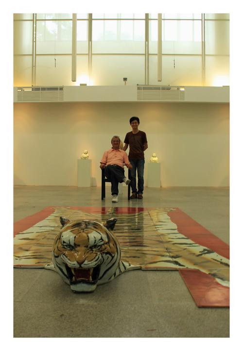 郑亮的毕业创作展在汕头大学长江艺术设计学院举办