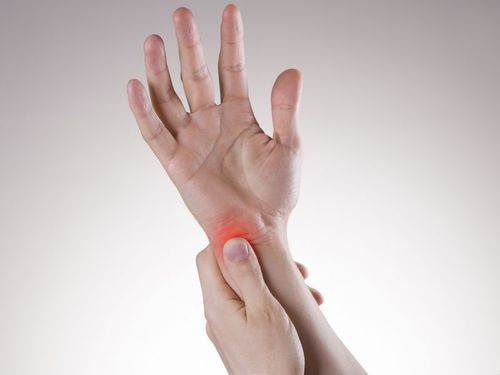 手腕外侧骨头突出疼怎么回事