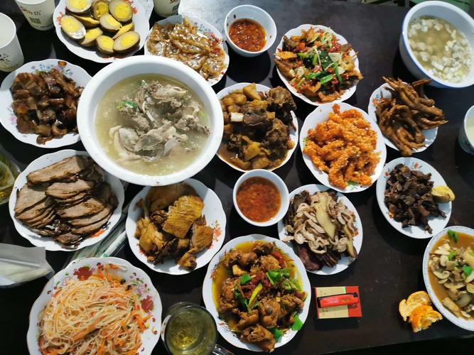 春节到了,我们一家人贴对联,吃年夜饭.