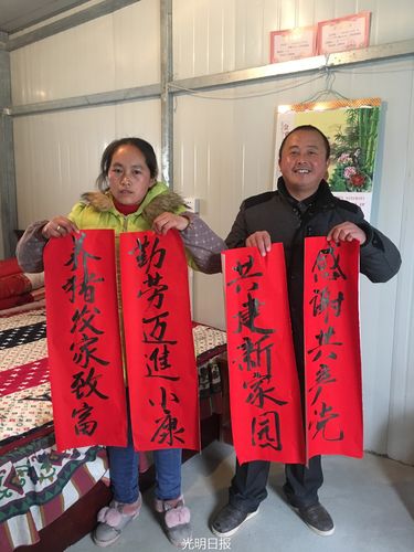 图为养猪大户孙华成向记者展示刚写好的对联 朱蕾摄