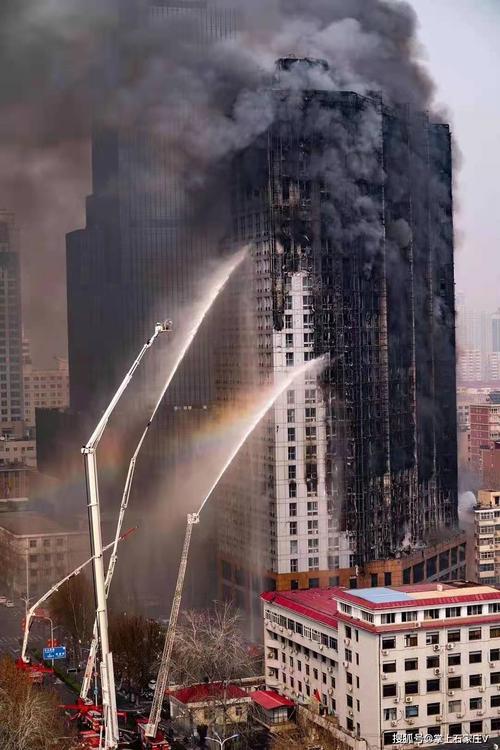 突发石家庄众鑫大厦起火黑烟弥漫吞噬整栋楼