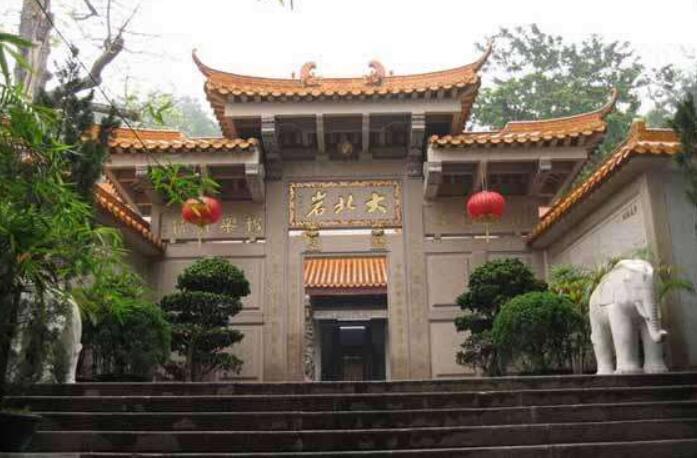 匾联荟萃,石刻竞秀,1993年被列为潮阳市文物保护单位,与南邻小北岩皆