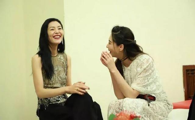 超模姐妹花刘雯和陈碧舸又同框 麻花辫和裙子是亮点