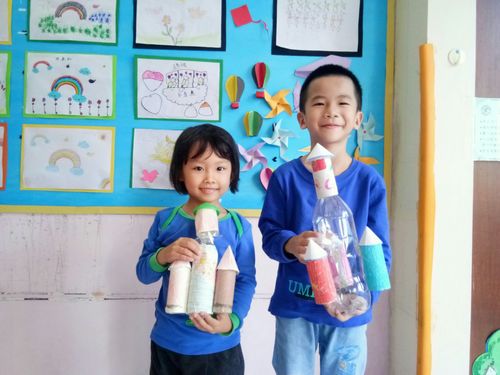 这是小朋友们利用喝完的的塑料矿泉水瓶制作的火箭