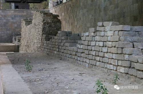 这两栋建筑, 是为了更好地保护徐州明代古城墙遗址, 而修建起来的!