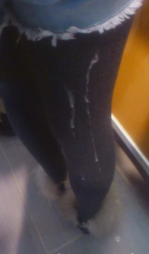 我刚才回来时,发现我丝袜上有这东西,是怎么回事啊?我12岁女.