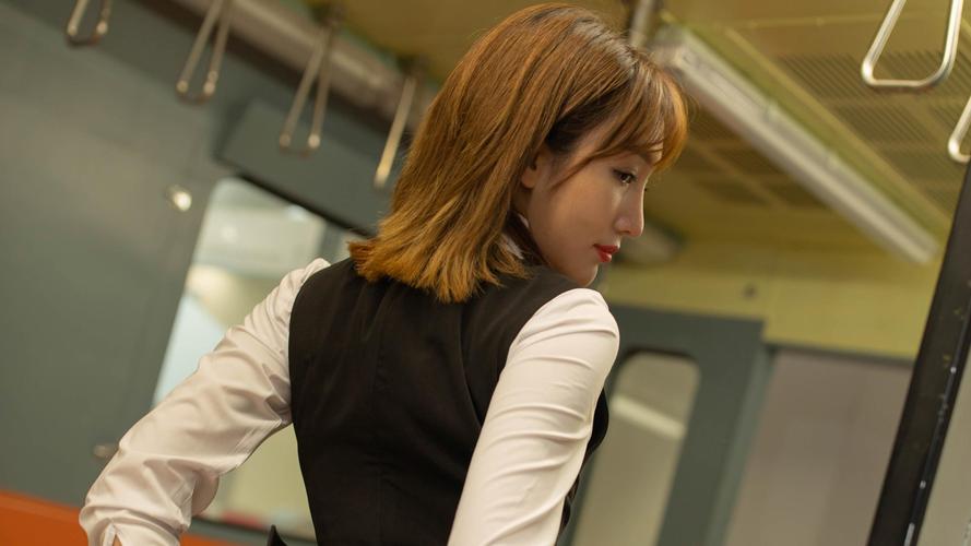 [xiuren秀人网]性感嫩模陆萱萱ol黑丝诱惑地铁写真