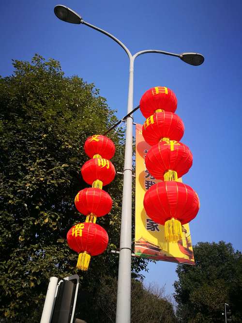 高挂在电线杆子上的大红灯笼,共两组,8(发)个.