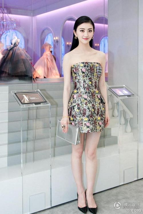 景甜 大秀香肩,乌黑长发,肤如凝脂 - 今日头条(www.toutiao.com)