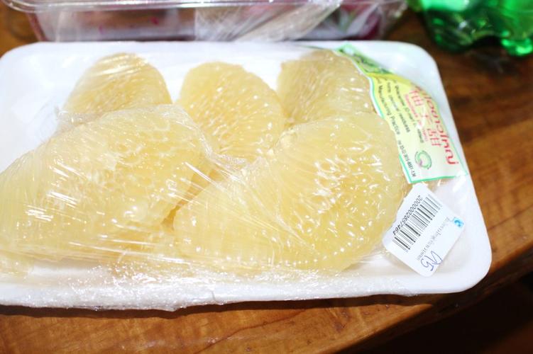 这是我们自己在big-c超市里买的柚子,火龙果和1.5l的雪碧.