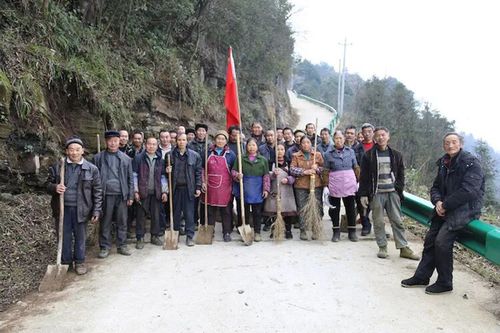 走进进化镇红安村的道路上,放眼望去,蜿蜒的水泥路面整整洁洁,干