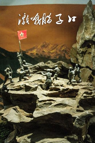 这组模型共有《巧渡金沙江》,《过草地》,《爬雪山》