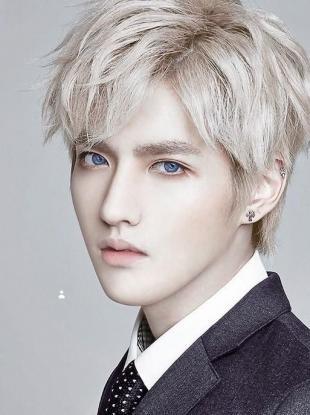 吴亦凡有刘海忧郁深邃,没刘海阳光利索.